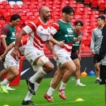 　南アフリカ戦を控え、調整するラグビー日本代表のリーチ（手前左）ら＝ロンドン（共同）