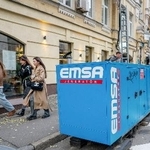 　ウクライナ・キーウの飲食店前に設置された発電機＝１０月３０日（共同）