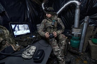 　昨年１月、ウクライナ東部ハリコフ州クピャンスクの前線で自爆型無人機を操縦するウクライナ軍兵士（ゲッティ＝共同）