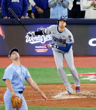 　米大リーグ・ブルージェイズとのワールドシリーズ第６戦の８回、二塁打を放つドジャースの大谷翔平。投手フルーハティ＝３１日、トロント（共同）