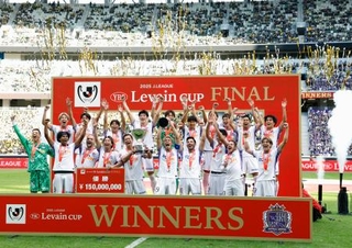 　柏を破り３大会ぶり２度目の優勝を果たし、喜ぶ広島の選手たち＝国立競技場