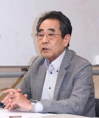 　記者会見する「水俣病被害者・支援者連絡会」の元島市朗さん＝１日午後、熊本県水俣市