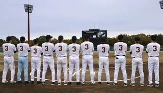 　長嶋茂雄さんの代名詞である背番号３のＴシャツを着用した巨人ＯＢら＝１日午前、千葉県佐倉市