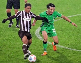 　ザンクトパウリの藤田（左）と競り合うボルシアＭＧの町野＝ハンブルク（共同）