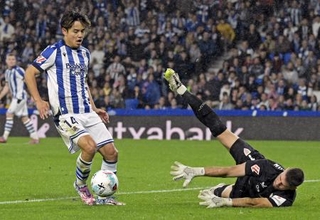 　ビルバオ戦の後半、ゴール前に攻め込むレアル・ソシエダードの久保（左）＝サンセバスチャン（共同）