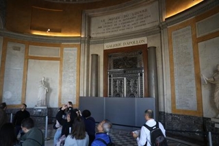 　窃盗被害を受け、一部が閉鎖されたままのルーブル美術館＝１０月３０日、パリ（ゲッティ＝共同）