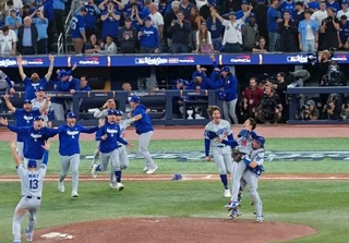 　米大リーグ、ブルージェイズとのワールドシリーズ第７戦を制して２連覇を達成し、喜ぶドジャースの山本由伸（右から２人目）ら＝２日、トロント（共同）