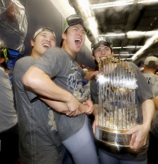 　米大リーグ、ワールドシリーズ２連覇を達成し、シャンパンファイトで盛り上がるドジャースの（左から）大谷翔平、山本由伸、トロフィーを持つ佐々木朗希＝２日、トロント（共同）