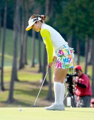 　最終日、１８番でバーディーパットを沈める仲村果乃。通算１４アンダーでツアー初優勝を果たした＝武蔵丘コース