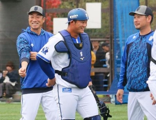 　笑顔で練習を見守るＤｅＮＡの相川監督（左）＝２日、神奈川県横須賀市