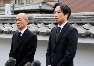 　高羽奈美子さんの二十七回忌法要を終え、取材に応じる長男航平さん（右）と夫悟さん＝２日午前、名古屋市