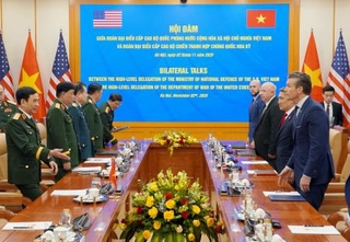 　２日、ベトナム・ハノイで会談するファン・バン・ザン国防相（左端）とヘグセス米国防長官（右端）（共同）