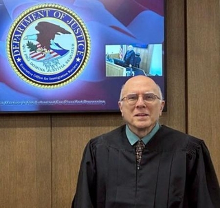 　７月、米東部マサチューセッツ州チェルムスフォードで、移民裁判所の判事を務めていた頃のジョージ・パパスさん（本人提供、共同）