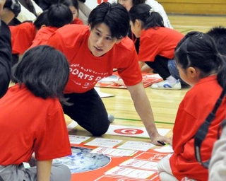 　環境問題を考えるワークショップで、子どもたちと話し合う体操の橋本大輝＝３日、東京都内