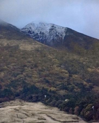 　初冠雪が確認された中国地方の最高峰、鳥取県の大山＝３日夕