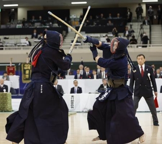 　決勝で国友錬太朗（左）を攻める星子啓太＝日本武道館