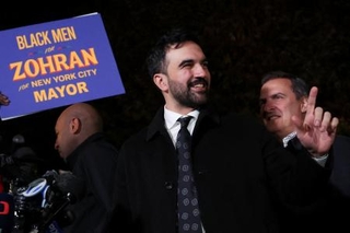 　ニューヨーク市長選のマムダニ候補＝３日、ニューヨーク（ロイター＝共同）
