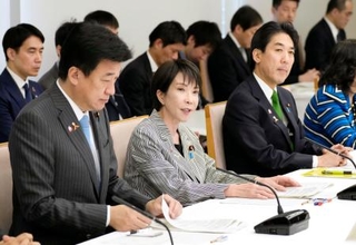 　「日本成長戦略本部」の初会合で発言する高市首相＝４日午前、首相官邸