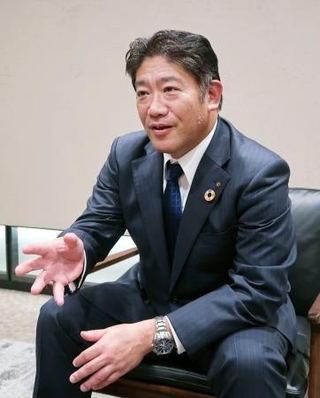 　取材に答えるライオンの竹森征之社長