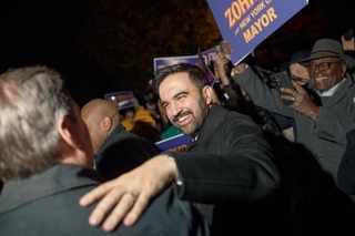 　ニューヨーク市長選のマムダニ候補（中央）＝３日、ニューヨーク（ゲッティ＝共同）