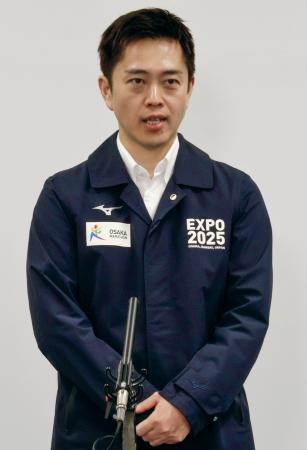 　大阪府庁で記者団の取材に応じる日本維新の会の吉村代表＝４日午後