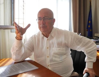 　取材に答えるギリシャ・サントリーニ島の首長ニコス・ゾルゾス氏＝１０月（共同）