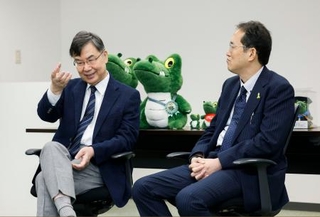 　全国がん患者団体連合会の天野慎介理事長（右）と対談する、ノーベル生理学・医学賞に選ばれた大阪大の坂口志文特任教授＝４日午前、大阪府吹田市