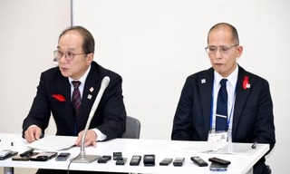 　県道整備用地の買収額増額問題を巡り、職員を対象に行っていた聴取について記者会見する福岡県の担当者＝４日午後、福岡県庁