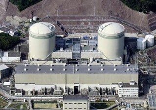 　関西電力高浜原発２号機（左）と１号機＝２０２３年７月、福井県高浜町
