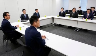　ガソリン税に上乗せされる暫定税率の１２月末廃止に向けて開かれた、与野党６党の税制実務者協議＝５日午前、国会