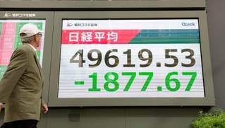 　一時５万円を割り込んだ日経平均株価を示すボード＝５日午前、東京都中央区