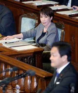 　衆院本会議で、国民民主党の玉木代表（手前）の代表質問を聞く高市首相＝５日午後