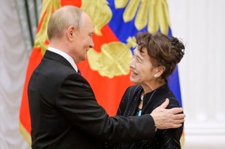 　ロシアのプーチン大統領（左）から「プーシキン・メダル」を贈られた俳優の栗原小巻さん＝４日、モスクワ（タス＝共同）