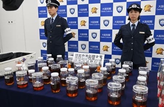 　押収された約２０キロの液体大麻が入った瓶など＝５日午後、関西空港