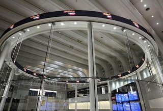 　東京証券取引所の電光掲示板