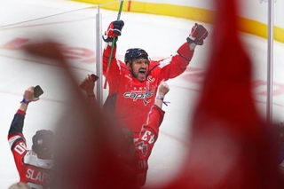 　ブルース戦で史上初の通算９００ゴールを達成し、両手を上げて喜ぶキャピタルズのオベチキン（中央）＝ワシントン（ＡＰ＝共同）