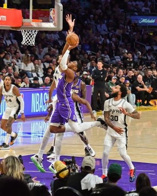 　スパーズ戦でゴールを狙うレーカーズの八村（中央）＝ロサンゼルス（ＮＢＡＥ・ゲッティ＝共同）