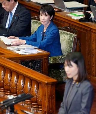 　参院本会議で、立憲民主党の塩村文夏氏（手前）の質問を聞く高市首相＝６日午後