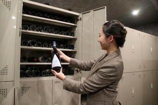 　関西電力送配電がサービスを始めるワイン貯蔵施設＝６日午後、兵庫県宝塚市