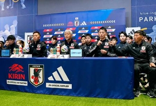 　東京デフリンピックのサッカー男女日本代表の壮行会で、抱負を語るＧＫ松元卓巳主将（前列右から２人目）＝６日、東京都内