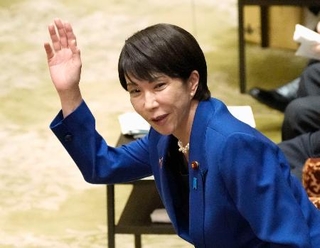 　衆院予算委で答弁のため挙手する高市首相＝７日午前