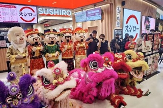 　春節にオープンした、回転ずし大手「スシロー」の北京で４カ所目となる新店舗＝１月