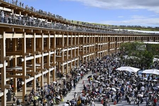 　閉幕日、大勢の来場者でにぎわう大阪・関西万博の会場＝１０月、大阪市此花区の夢洲