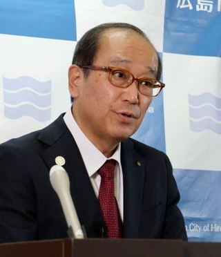 　広島市役所で記者会見する松井一実市長＝７日午後