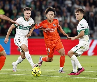 　エルチェ戦で競り合うレアル・ソシエダードの久保（中央）＝エルチェ（共同）