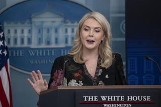 　米ホワイトハウスで記者会見するレビット報道官＝４日、ワシントン（ゲッティ＝共同）