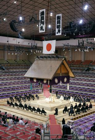　福岡国際センターで営まれた大相撲九州場所の土俵祭り＝８日