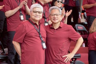 　ＴＳＭＣの社内運動会で写真に納まる魏哲家会長兼ＣＥＯ（左）と米エヌビディアのジェンスン・フアンＣＥＯ＝８日、台湾・新竹県（共同）