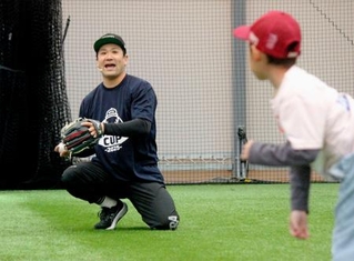 　野球教室で小学生とキャッチボールする巨人・田中将＝８日、仙台市