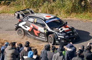 　「ラリー・ジャパン」に参戦するトヨタ自動車のラリーカー＝８日午前、岐阜県恵那市